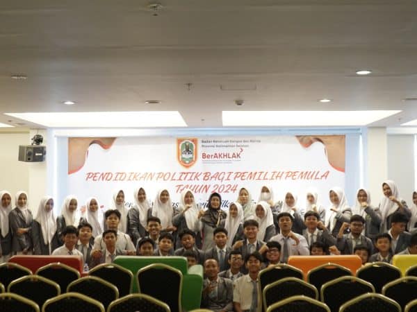 Pendidikan Politik Bagi Pemilih Pemula - Senin, 18 November 2024