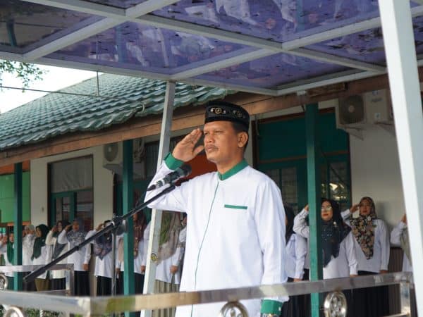 Upacara Bendera Senin 3 Februari 2025
